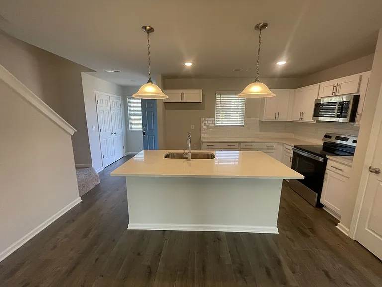 1001 Peony Ln — Photo 4