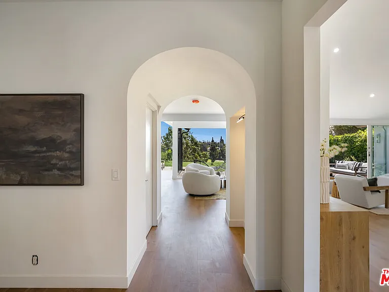 992 Napoli Dr — Photo 3