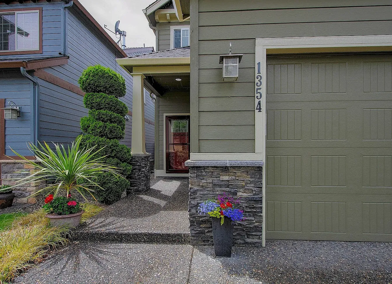 4 bed, 2.5 bath, 2175 sqft, $3,200 — Photo 2