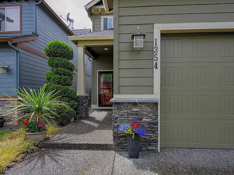 1354 SE 194th Pl — Photo 2
