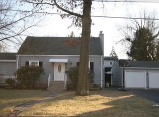 2 Benjamin Rd, Tenafly, NJ 07670