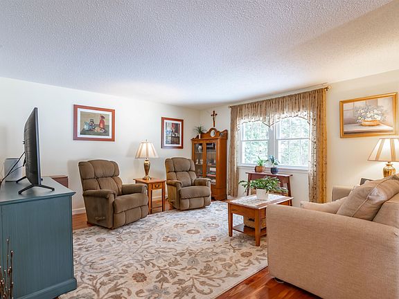 3rd image of 11 Winding Pond Road