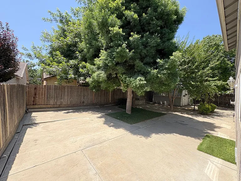 703 W Russell Ave — Photo 35