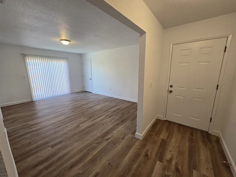 565 Acacia Ave — Photo 2