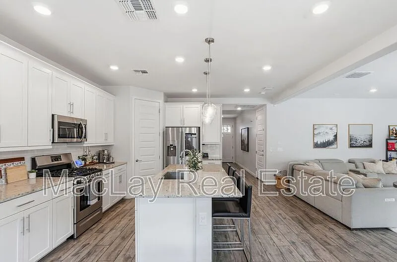 5 bed, 3.0 bath, 2719 sqft, $3,500 — Photo 3