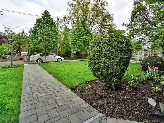 3rd image of 80 Conyingham Ave