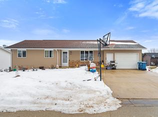 206 Harrison St NW, Cascade, IA 52033