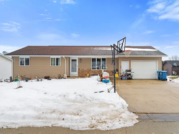 206 Harrison St NW, Cascade, IA 52033