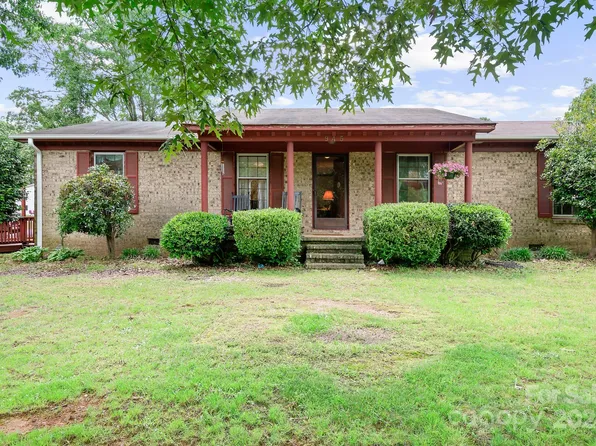 945 Colonial Dr, China Grove, NC 28023