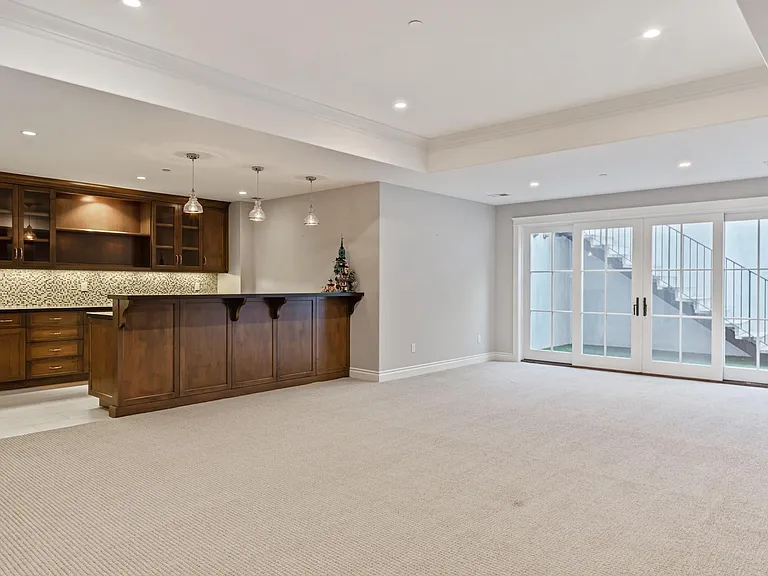 240 University Dr — Photo 25