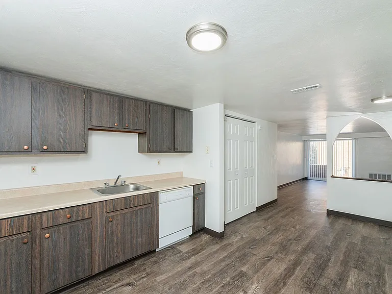 Landmark Apartments — Photo 36