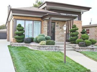 9038 S Bennett Ave, Chicago, IL 60617