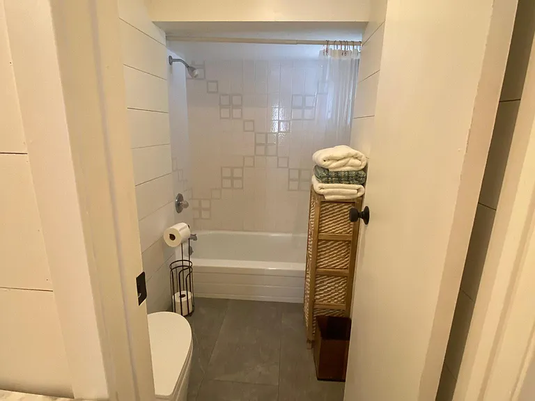 Downstairs full bathroom with tub/shower