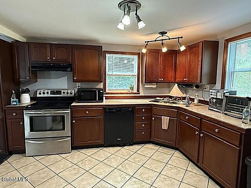 3rd image of 88 Saunders Street