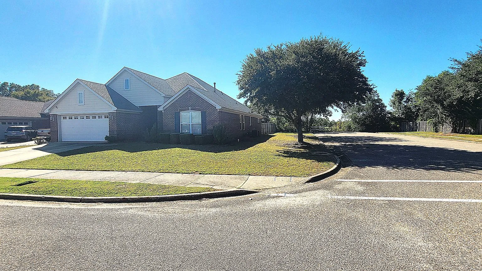 Beautiful 4 bedroom 2 bath, 2-car garage on corner lot in Billingsly Place Neighborhood — Photo 1