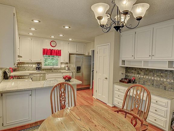4th image of 165 Softwood Cir
