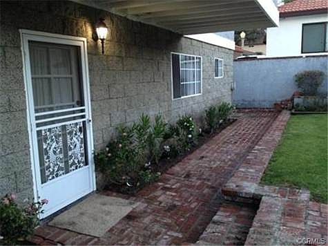 Ground floor entry to back unit. Small private yard. Prima
