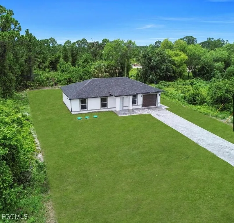 3 bed, 2.0 bath, 1055 sqft, $1,900 — Photo 1