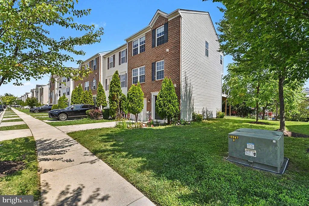 3 bed, 2.5 bath, 2056 sqft, $2,700 — Photo 2