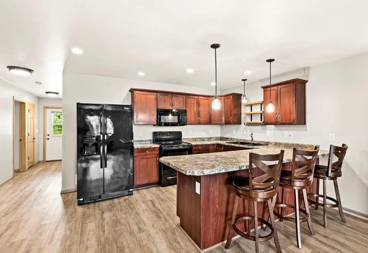 3 bed, 1.5 bath, 1217 sqft, $2,200 — Photo 2