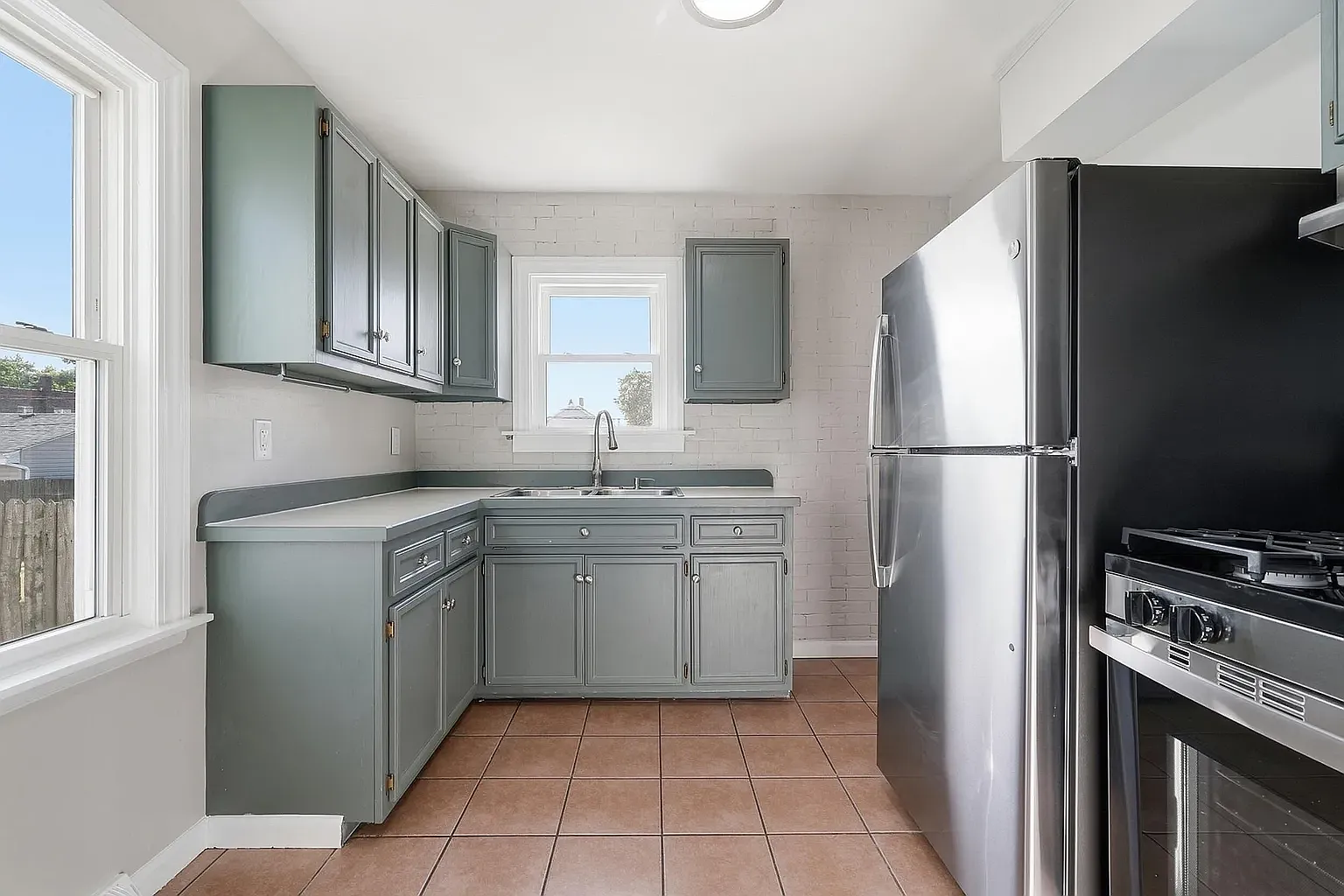 3 bed, 1270 sqft, $1,800 — Photo 2