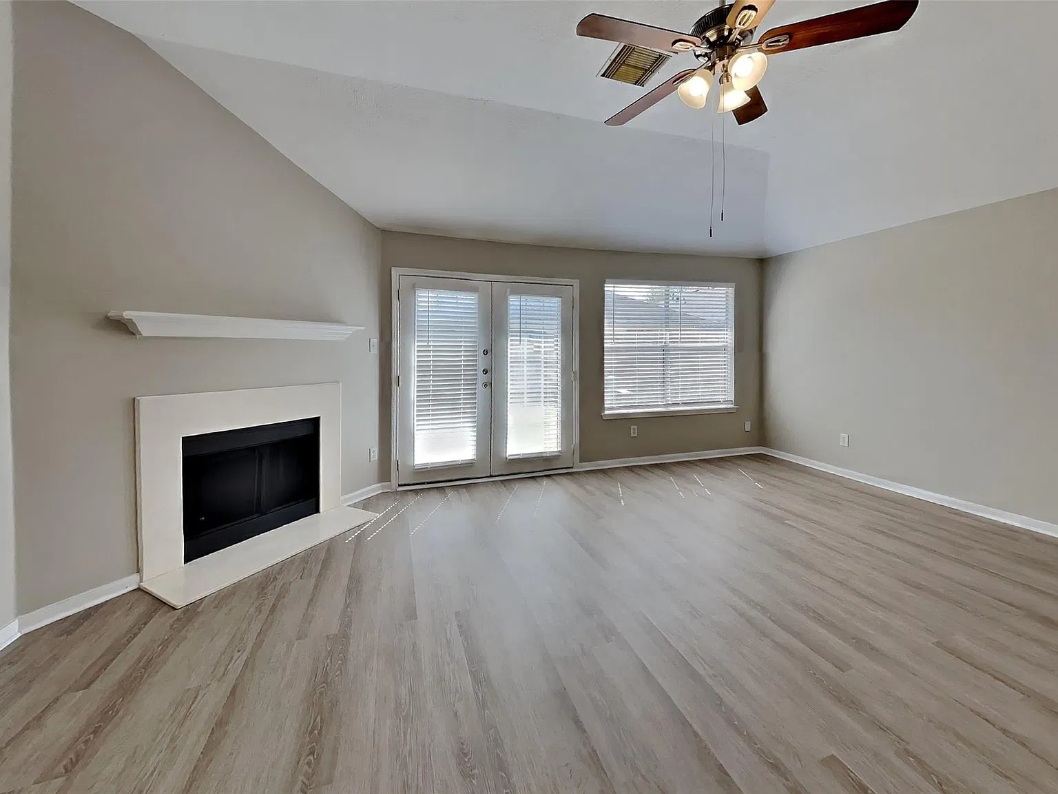 3 bed, 2.0 bath, 1907 sqft, $2,000 — Photo 2