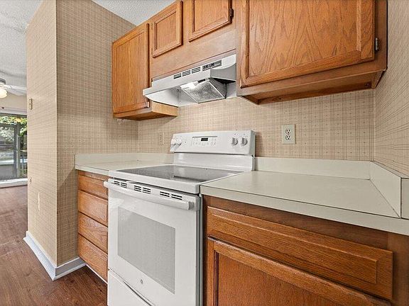 3rd image of 854 Catalpa Ct APT A