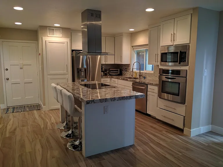 Fully upgraded kitchen w/ Island