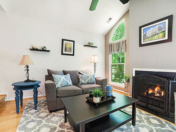 4th image of 946 Yachtsman Way