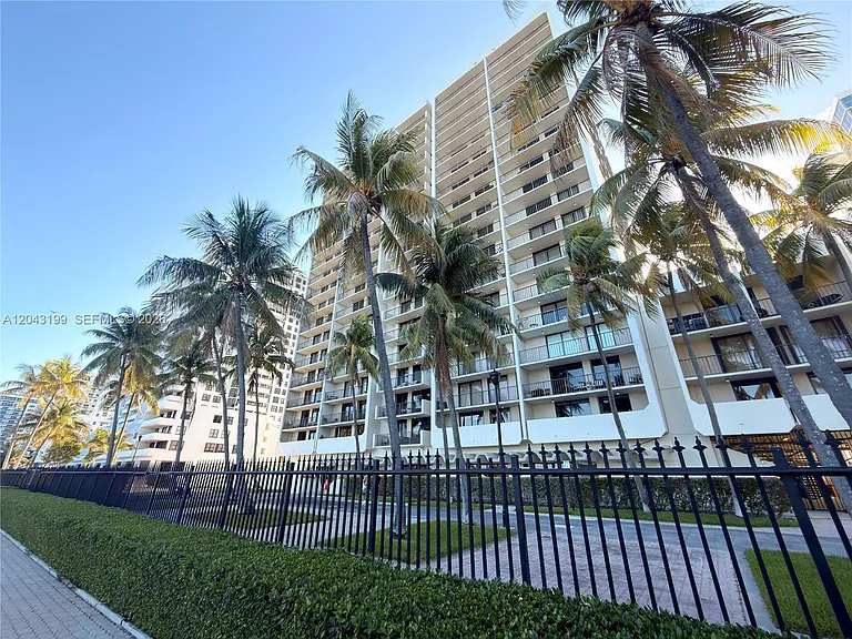 2625 Collins Ave #215 — Photo 2