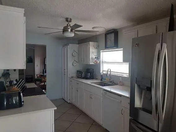 Upgraded kitchen counters and new stove/oven