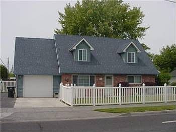 1st image of 910 S Clover Dr