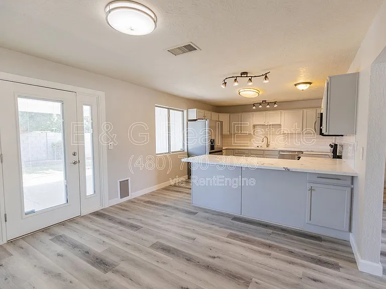 1305 W Laird St — Photo 5