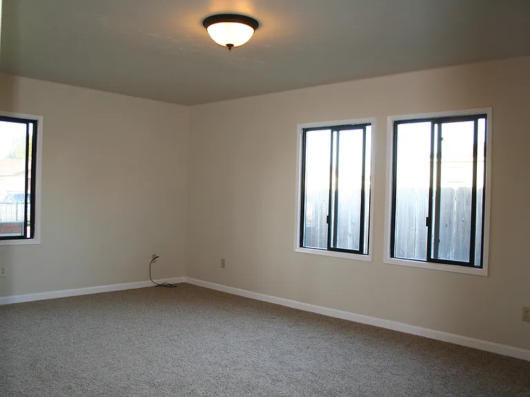 10860 Seymour St — Photo 12