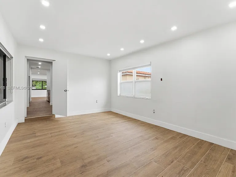 121 SW 71st Ave — Photo 22