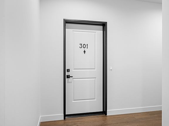 4th image of 10657 Moorpark St #301
