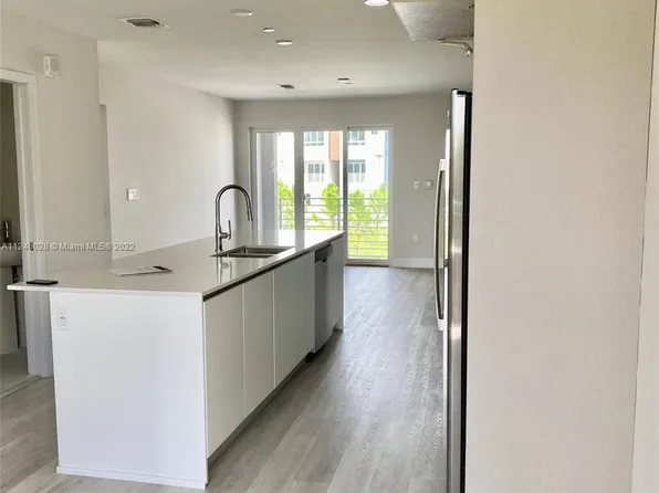 2561 193rd St #1205, Miami, FL 33180