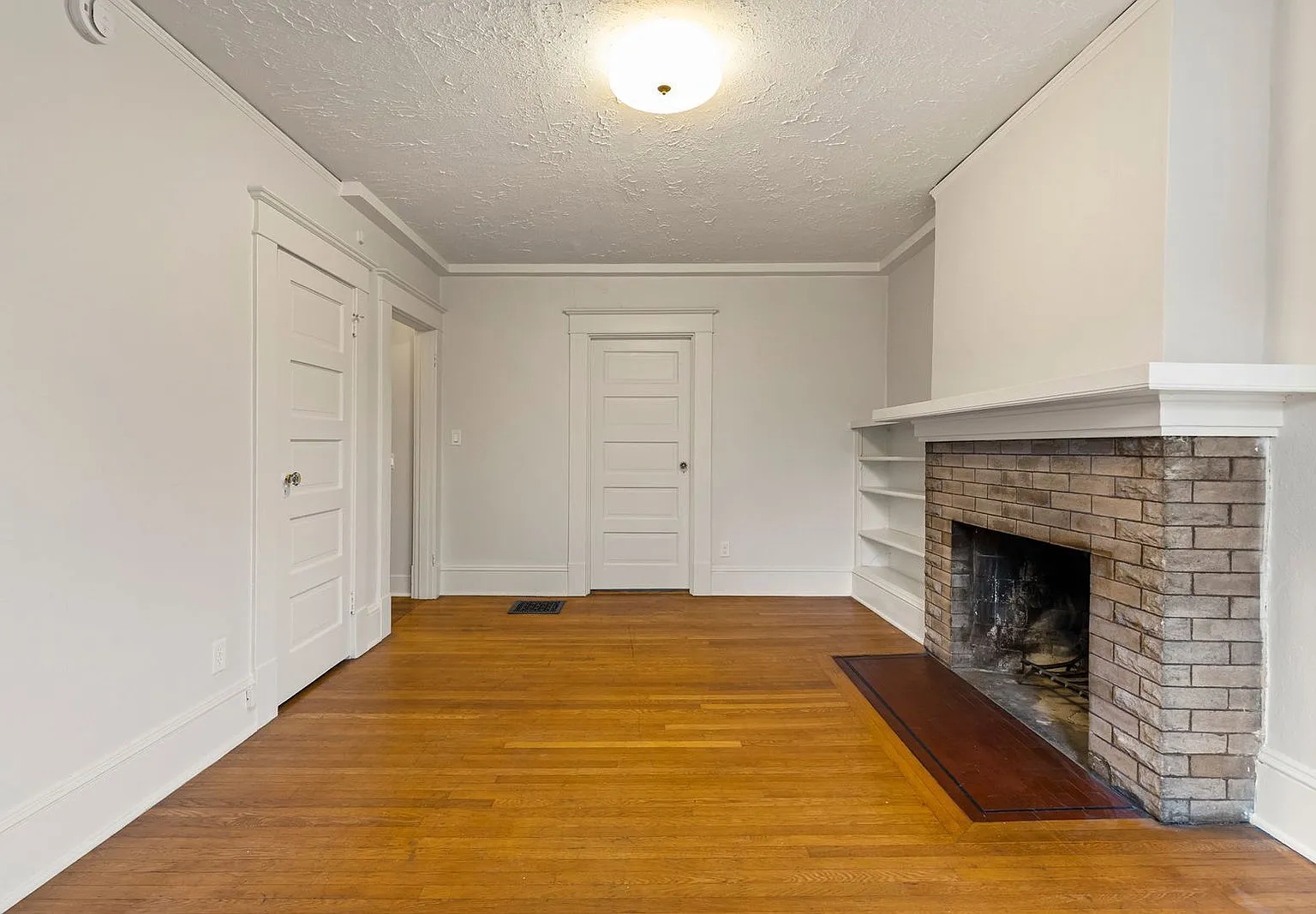 3 bed, 2.0 bath, 1094 sqft, $2,495 — Photo 4
