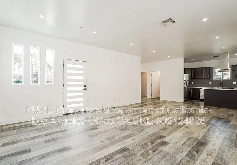 1340 N Kenmore Ave — Photo 2