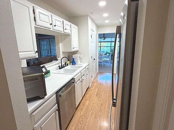 5th image of 296 Canterbury Rd APT I
