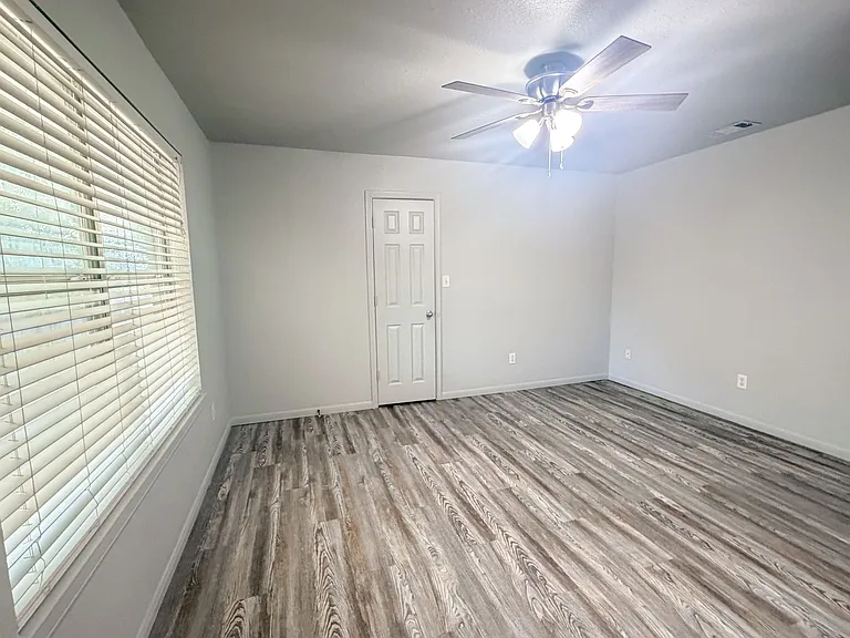 4705 John David Dr — Photo 7