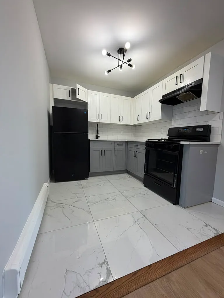 3 bed, 1000 sqft, $2,050 — Photo 1