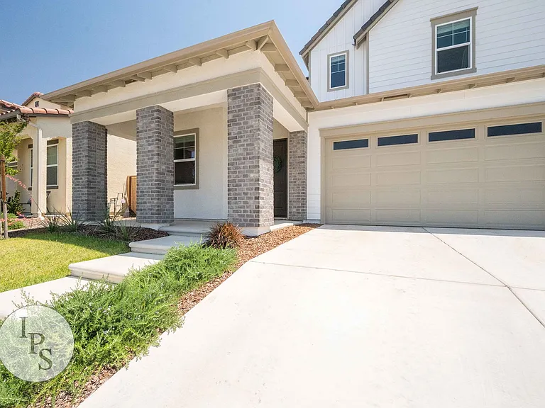 4299 Vineyard Dr — Photo 2
