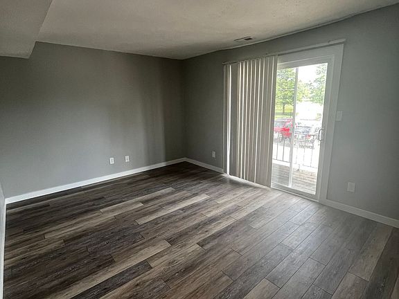 5th image of 400 S Parkway Dr APT 6