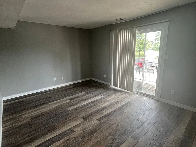 Parkway Apartments — Photo 9