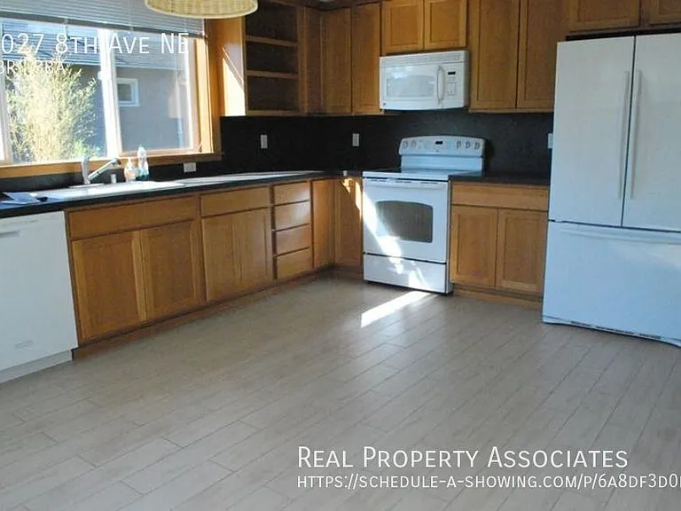6027 8th Ave NE — Photo 2
