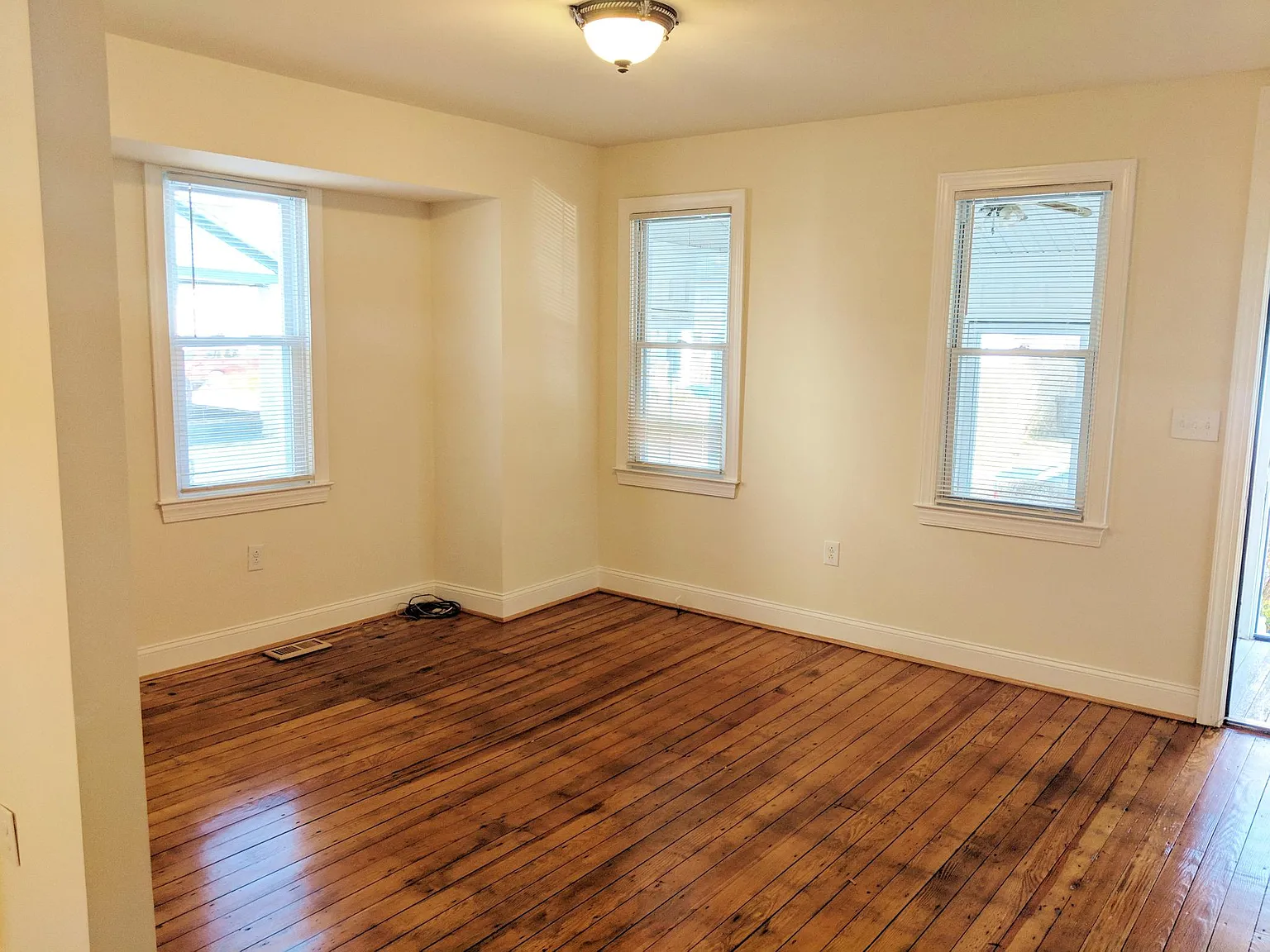 4 bed, 2.5 bath, 2500 sqft, $3,200 — Photo 2