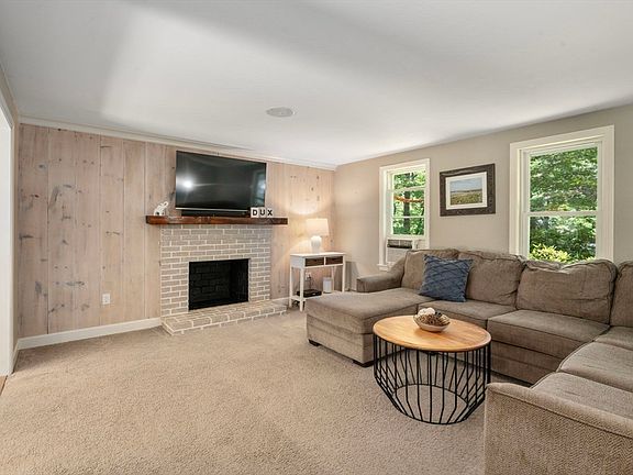 4th image of 424 Summer St