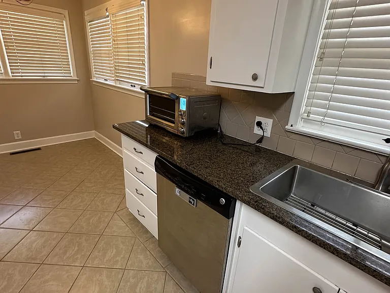 Kitchen Dishwasher and counter space