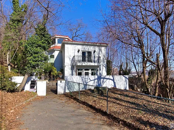 4 Oldwood Rd, Edgewater, NJ 07020